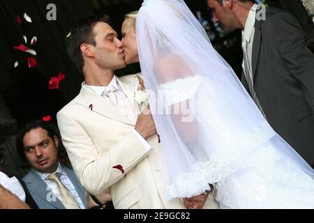 Elodie Gossuin und Bertrand Lacherie heiraten am 1. Juli 2006 in der Kirche Compiegne und im Rathaus von Trosly-Breuil in Nordfrankreich. Foto von Nebinger-Suu/ABACAPRESS.COM Stockfoto