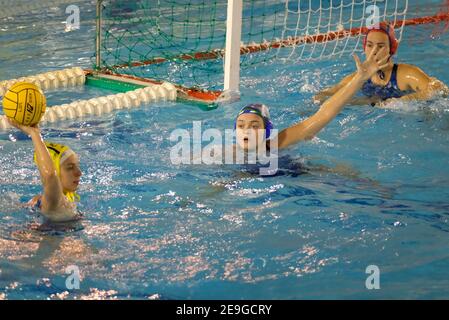 Verona, Italien. Februar 2021, 4th. Verona, Italien, Monte Bianco Pools, Februar 04, 2021, Verteidigung der CE Mediterranei Barcelona während der CSS Verona vs CE Mediterrani - Waterpolo EuroLeague Frauen Spiel Kredit: Roberto Tommasini/LPS/ZUMA Wire/Alamy Live News Stockfoto