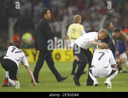 Deutschlands Trainer Jürgen Klinsmann tröstet Bastian Schweinsteiger nach der WM 2006, Halbfinale, Italien gegen Deutschland am 4. Juli 2006 im Signal Iduna Park Stadion in Dortmund. Italien gewann 2-0. Foto von Christian Liewig/ABACAPRESS.COM Stockfoto