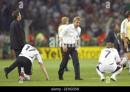 Deutschlands Trainer Jürgen Klinsmann tröstet sein Team nach der WM 2006, Halbfinale, Italien gegen Deutschland am 4. Juli 2006 im Signal Iduna Park Stadion in Dortmund. Italien gewann 2-0. Foto von Christian Liewig/ABACAPRESS.COM Stockfoto