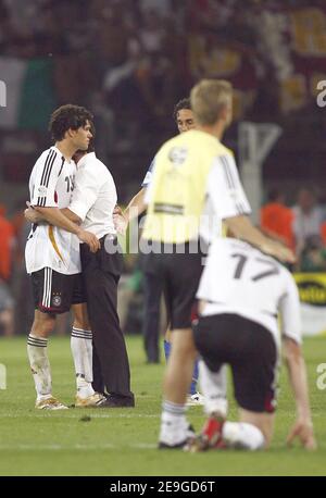 Bundestrainer Jürgen Klinsmann tröstet Mannschaftskapitän Michael Ballack nach WM 2006, Halbfinale, Italien gegen Deutschland am 4. Juli 2006 im Signal Iduna Park Stadion in Dortmund. Italien gewann 2-0. Foto von Christian Liewig/ABACAPRESS.COM Stockfoto