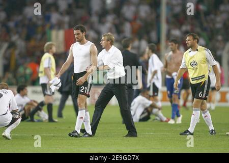 Deutschlands Trainer Jürgen Klinsmann tröstet Christoph Metzelder nach WM 2006, Halbfinale, Italien gegen Deutschland am 4. Juli 2006 im Signal Iduna Park Stadion in Dortmund. Italien gewann 2-0. Foto von Christian Liewig/ABACAPRESS.COM Stockfoto