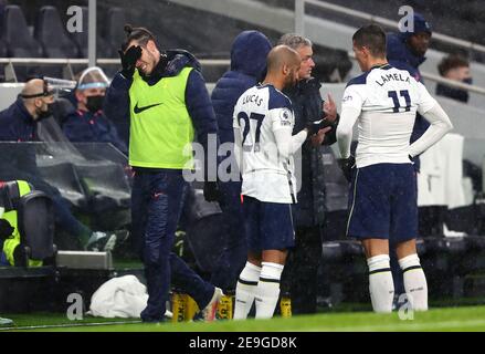 Gareth Bale (links) von Tottenham Hotspur ist ein Grimassen, als er am Manager Jose Mourinho vorbeiläuft, der während des Premier League-Spiels im Tottenham Hotspur Stadium, London, wechselt. Bilddatum: Donnerstag, 4. Februar 2021. Stockfoto