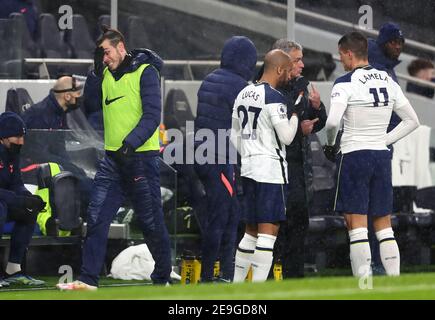 Gareth Bale (links) von Tottenham Hotspur ist ein Grimassen, als er am Manager Jose Mourinho vorbeiläuft, der während des Premier League-Spiels im Tottenham Hotspur Stadium, London, wechselt. Bilddatum: Donnerstag, 4. Februar 2021. Stockfoto