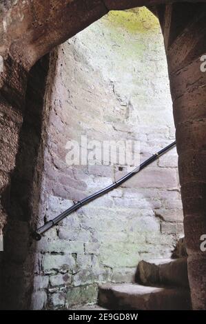 Eingang zu einer steinernen Wendeltreppe im Ludlow Castle, Shropshire Stockfoto