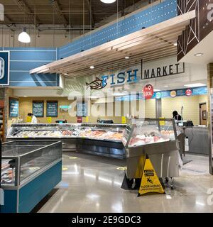 Orlando, FL USA - 24. Januar 2021: Die Seafood Abteilung eines Whole Foods Market Lebensmittelgeschäftes. Stockfoto