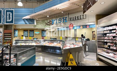 Orlando, FL USA - 24. Januar 2021: Die Seafood Abteilung eines Whole Foods Market Lebensmittelgeschäftes. Stockfoto