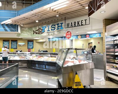 Orlando, FL USA - 24. Januar 2021: Die Seafood Abteilung eines Whole Foods Market Lebensmittelgeschäftes. Stockfoto
