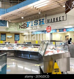 Orlando, FL USA - 24. Januar 2021: Die Seafood Abteilung eines Whole Foods Market Lebensmittelgeschäftes. Stockfoto