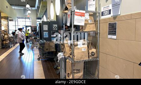 Orlando, FL USA - 24. Januar 2021: Amazon Prime Fresh Orders verpackt und bereit, in einem Whole Foods Store in Orlando, Florida geliefert werden. Stockfoto