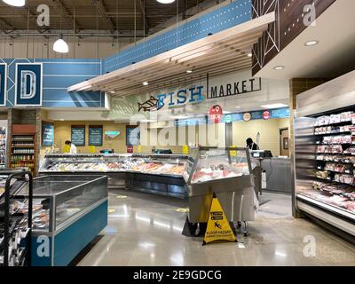 Orlando, FL USA - 24. Januar 2021: Die Seafood Abteilung eines Whole Foods Market Lebensmittelgeschäftes. Stockfoto
