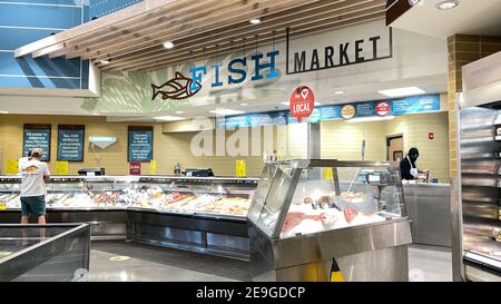 Orlando, FL USA - 24. Januar 2021: Die Seafood Abteilung eines Whole Foods Market Lebensmittelgeschäftes. Stockfoto