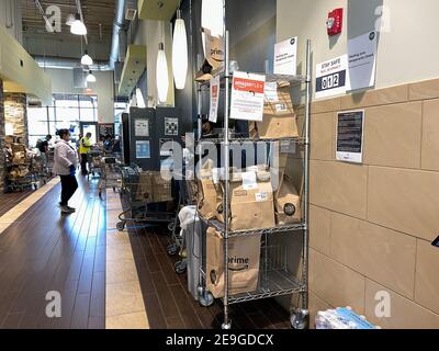 Orlando, FL USA - 24. Januar 2021: Amazon Prime Fresh Orders verpackt und bereit, in einem Whole Foods Store in Orlando, Florida geliefert werden. Stockfoto