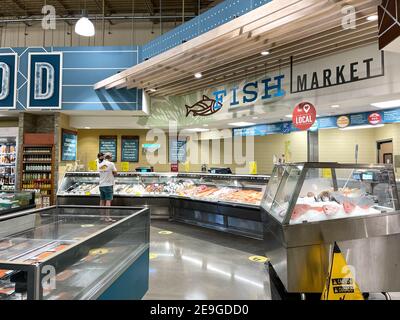 Orlando, FL USA - 24. Januar 2021: Die Seafood Abteilung eines Whole Foods Market Lebensmittelgeschäftes. Stockfoto