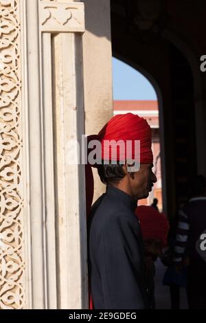 Indien Jaipur Wachen in traditioneller Uniform am Stadtpalast Stockfoto