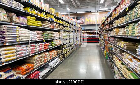 Orlando, FL USA - 27. Dezember 2020: Die Reisgänge eines Bravo Market Lebensmittelgeschäftes in Orlando, Florida. Stockfoto