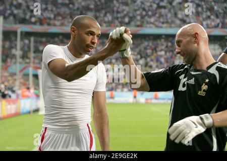 Der ehemalige Arsenal- und Frankreich-Stürmer Thierry Henry hat seinen Rücktritt vom Fußball nach einer 20-jährigen Karriere mit Trophäen angekündigt, um eine Medienrolle zu übernehmen. Der WM-Sieger 1998, 37, verließ New York Red Bulls in diesem Monat, aber es gab Spekulationen, dass er sich entscheiden könnte, in einem anderen Club zu spielen. Datei Foto : Frankreichs Thierry Henry und Fabien Barthez feiern am Ende des Spiels während der WM 2006, Halbfinale, Frankreich gegen Portugal in der Allianz-Arena Stadion in München, Deutschland am 5. Juli 2006. Frankreich gewann 1-0 und avancierte ins Finale. Foto von Gouhier-Hahn-Orban/Cameleon/ABACAPRESS.COM Stockfoto