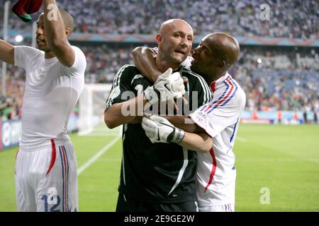 Die Franzosen Thierry Henry, Fabien Barthez und Sylvain Wiltord zelebrieren am Ende des Spiels während der WM 2006, Halbfinale, Frankreich gegen Portugal am 5. Juli 2006 in der Allianz-Arena in München, Deutschland. Frankreich gewann 1-0 und avancierte ins Finale. Foto von Gouhier-Hahn-Orban/Cameleon/ABACAPRESS.COM Stockfoto