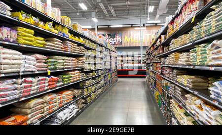 Orlando, FL USA - 27. Dezember 2020: Die Reisgänge eines Bravo Market Lebensmittelgeschäftes in Orlando, Florida. Stockfoto