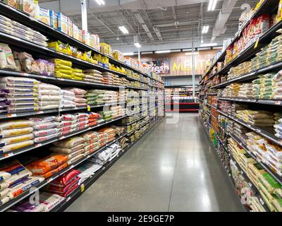 Orlando, FL USA - 27. Dezember 2020: Die Reisgänge eines Bravo Market Lebensmittelgeschäftes in Orlando, Florida. Stockfoto