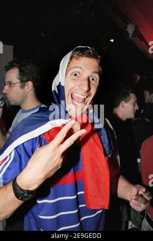 M6 TV-Moderatorin Gonzague Rebois feiert am 5. Juli 2006 im Club 'L'Etoile' den Sieg der französischen Nationalmannschaft über Portugal im Halbfinale der Weltmeisterschaft 2006 in Paris, Frankreich. Foto von Benoit PINGUET/ABACAPRESS.COM Stockfoto