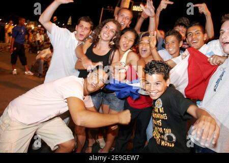 Französische Fußballfans feiern am Hafen von Marseille, nachdem Frankreich Portugal am 5. Juli 2006 im Halbfinalspiel der Weltmeisterschaft im südfranzösischen Marseille gewonnen hatte. Foto von Gerald Holubowicz/Cameleon/ABACAPRESS.COM Stockfoto