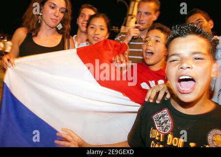 Französische Fußballfans feiern am Hafen von Marseille, nachdem Frankreich Portugal am 5. Juli 2006 im Halbfinalspiel der Weltmeisterschaft im südfranzösischen Marseille gewonnen hatte. Foto von Gerald Holubowicz/Cameleon/ABACAPRESS.COM Stockfoto