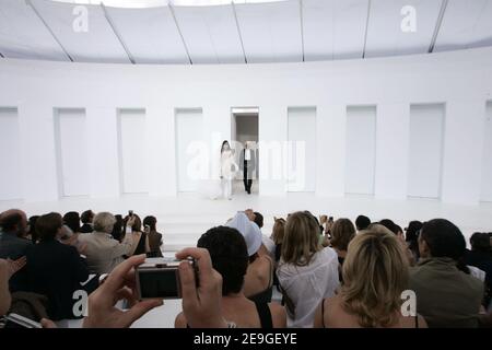 Ein Modell trägt eine Kreation des deutschen Designers Karl Lagerfeld für Chanels Herbst-Winter 2006-2007 Haute-Couture-Präsentation am 6. Juli 2006 im 'Pelouse de Saint-Cloud' bei Paris, Frankreich. Foto von Java/ABACAPRESS.COM Stockfoto