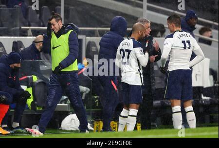 Gareth Bale (links) von Tottenham Hotspur ist ein Grimassen, als er am Manager Jose Mourinho vorbeiläuft, der während des Premier League-Spiels im Tottenham Hotspur Stadium, London, wechselt. Bilddatum: Donnerstag, 4. Februar 2021. Stockfoto