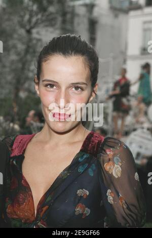 'Die französische Schauspielerin Zoe Felix posiert während der Präsentation der neuen Modekollektion ''Kenzo'' auf dem Place des Victoires in Paris am 6. Juli 2006 Photo by Denis Guignebourg/ABACAPRESS.COM' Stockfoto