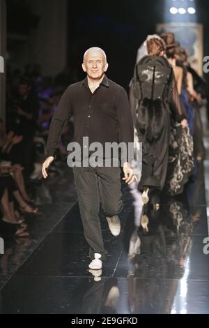 Der französische Designer Jean-Paul Gaultier nach seiner Haute-Couture Herbst-Winter 2007 Kollektion in Paris, Frankreich, am 7. Juli 2006. Foto von Java/ABACAPRESS.COM Stockfoto