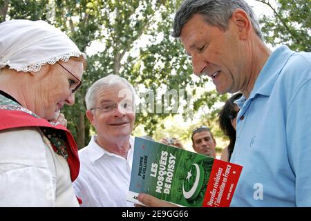 Der französische Führer der MPF Philippe de Villiers hielt am 08. Juli 2006 ein Treffen in Aix-en-Provence, Südfrankreich, ab. Philippe de Villiers erklärte sich für die Präsidentschaftswahlen 2007 als Kandidat. Foto von gerald Holubowicz/ABACAPRESS.COM Stockfoto