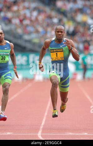 Der US-Spitzensprinter Tyson Gay und Jamaikas ehemaliger Weltrekordhalter von 100m, Asafa Powell, haben Drogentests nicht bestanden. Gay, 30, der zweitschnellste Mann über 100m, wurde am Freitag, den 12. Juli 2013 von der US-Anti-Doping-Agentur darüber informiert, dass seine A-Stichprobe aus einem Test außerhalb des Wettbewerbs im Mai positiv ausgefallen war. Powell, der viertschnellste aller Zeiten, war positiv für ein verbotenes Stimulans bei den jamaikanischen Meisterschaften im Juni. Datei Foto : Jamaika's Asafa Powell tritt auf 100m Männer während des Athletics Meeting Gaz de France im Stade de France in Saint-Denis bei Paris, Frankreich am 8. Juli 2006. Foto von St Stockfoto