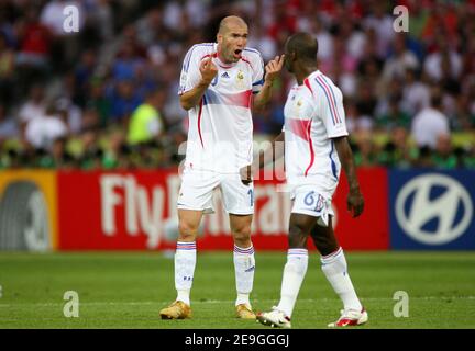 Der Franzose Zinedine Zidane spricht mit Claude Makelele während des Weltcups 2006, Finale, Italien gegen Frankreich im Olympiastadion in Berlin, Deutschland am 9. Juli 2006. Foto von Gouhier-Hahn-Orban/Cameleon/ABACAPRESS.COM Stockfoto