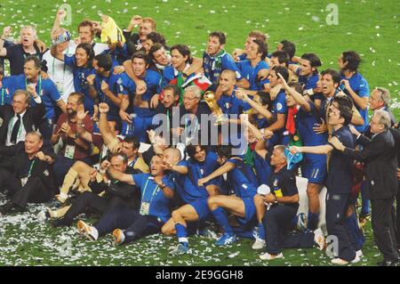 Italien Team feiert während der WM 2006, Finale, Italien gegen Frankreich im Olympiastadion in Berlin, Deutschland am 9. Juli 2006. Das Spiel endete in einem Unentschieden 1-1. Italien gewann in der Strafsitzung 5-4. Foto von Gouhier-Hahn-Orban/Cameleon/ABACAPRESS.COM Stockfoto