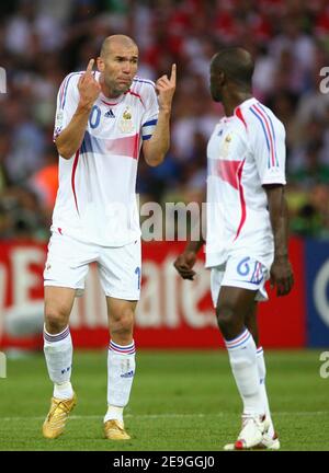 Der Franzose Zinedine Zidane spricht mit Claude Makelele während des Weltcups 2006, Finale, Italien gegen Frankreich im Olympiastadion in Berlin, Deutschland am 9. Juli 2006. Foto von Gouhier-Hahn-Orban/Cameleon/ABACAPRESS.COM Stockfoto