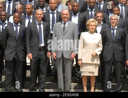 Frankreichs Präsident Jacques Chirac mit dem Kapitän der französischen Fußballnationalmannschaft Zinedine Zidane als First Lady Bernadette Chirac hört dem französischen Nationaltrainer Raymond Domenech am 10. Juli 2006 im Elysée-Palast in Paris zu. Foto von Christophe Guibbaud/ABACAPRESS.COM Stockfoto