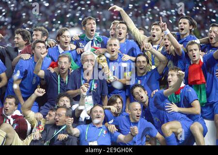 Italien Team feiert während der WM 2006, Finale, Italien gegen Frankreich im Olympiastadion in Berlin, Deutschland am 9. Juli 2006. Das Spiel endete in einem Unentschieden 1-1. Italien gewann in der Strafsitzung 5-4. Foto von Christian Liewig/ABACAPRESS.COM Stockfoto