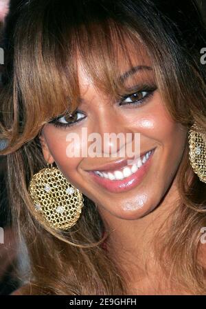 DIE US-Sängerin Beyonce Knowles kommt bei der TV-Show "TRL Total Request Live" an, die am 12. Juli 2006 in den MTV-Studios am Times Square in New York City, NY, USA aufgenommen wurde. Foto von Charles Guerin/ABACAPRESS.COM Stockfoto