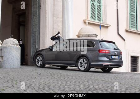 Roma, Italien. Februar 2021, 04th. Mario Draghi steigt in das Auto im Quirinale Palast, um den Präsidenten der Republik Sergio Mattarella zu treffen (Foto: Matteo Nardone/Pacific Press) Quelle: Pacific Press Media Production Corp./Alamy Live News Stockfoto