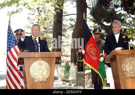 Verteidigungsminister Donald H. Rumsfeld beantwortet eine Frage eines Journalisten, als er und der afghanische Präsident Hamid Karzai am 11. Juli 2006 auf dem Präsidentengelände in Kabul, Afghanistan, eine Pressekonferenz abhalten. Rumsfeld ist in Kabul, um sich mit Karzai und anderen hochrangigen Persönlichkeiten zu treffen, um regionale Verteidigungsfragen von beiderseitigem Interesse zu diskutieren. Foto-DOD über ABACAPRESS.COM Stockfoto