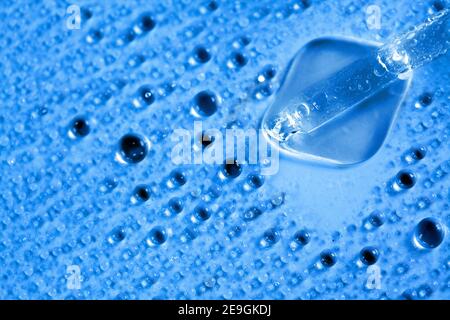 Blaues Wasser Hintergrund mit Glas Kosmetik Flasche und Medikament Tropf. Feuchtigkeitsspendende flache legen. Stockfoto