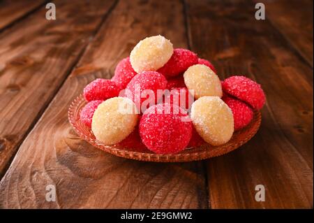 Farbige Castagnole. Traditionelle süße Backwaren während der Karnevalszeit in italien. Street Food, runde Kekse mit Zucker für den Karneval von Venedig. Speicherplatz kopieren. Stockfoto