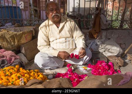 Indien Jaipur Blumenhändler, Der Girlanden Aus Blumen Macht Stockfoto