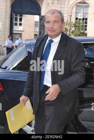 Der Industrieminister Francois Loos trifft am 31. Juli 2006 zu einem Sondertreffen der Regierung im Hotel Matignon in Paris ein. Foto von Nicolas Khayat/ABACAPRESS.COM Stockfoto