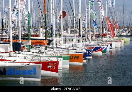 Illustration vor dem Solo-Rennen: 9 Skipper, davon 29 Rookies, fünf Frauen und sechs internationale Einsendungen, haben ihre Einsendungen bei La Solitaire Afflelou Le Figaro 2006 eingereicht, um das 1.898 Seemeilen-Solo-Rennen zwischen Frankreich, Spanien und Irland zu gewinnen. Die den Gesamtsieger der Ausgabe 37th in Cherbourg-Octeville, Frankreich am 31. Juli 2006 produzieren wird. Foto von Nicolas Chauveau/Cameleon/ABACAPRESS.COM Stockfoto