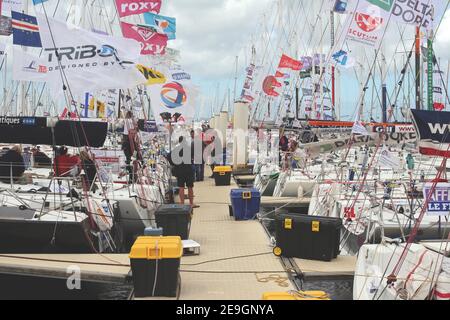 Illustration vor dem Solo-Rennen: 9 Skipper, davon 29 Rookies, fünf Frauen und sechs internationale Einsendungen, haben ihre Einsendungen bei La Solitaire Afflelou Le Figaro 2006 eingereicht, um das 1.898 Seemeilen-Solo-Rennen zwischen Frankreich, Spanien und Irland zu gewinnen. Die am 1. August 2006 den Gesamtsieger der Ausgabe 37th in Cherbourg-Octeville, Frankreich, hervorbringen wird. Foto von Nicolas Chauveau/Cameleon/ABACAPRESS.COM Stockfoto