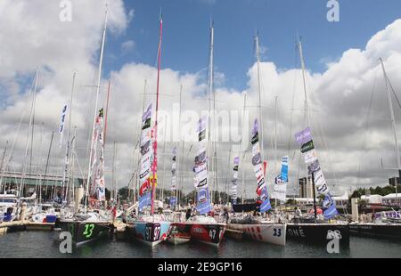 Illustration vor dem Solo-Rennen: 9 Skipper, davon 29 Rookies, fünf Frauen und sechs internationale Einsendungen, haben ihre Einsendungen bei La Solitaire Afflelou Le Figaro 2006 eingereicht, um das 1.898 Seemeilen-Solo-Rennen zwischen Frankreich, Spanien und Irland zu gewinnen. Die am 1. August 2006 den Gesamtsieger der Ausgabe 37th in Cherbourg-Octeville, Frankreich, hervorbringen wird. Foto von Nicolas Chauveau/Cameleon/ABACAPRESS.COM Stockfoto