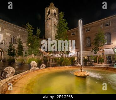 Brunnen auf dem alten Platz von Bergamo Stockfoto