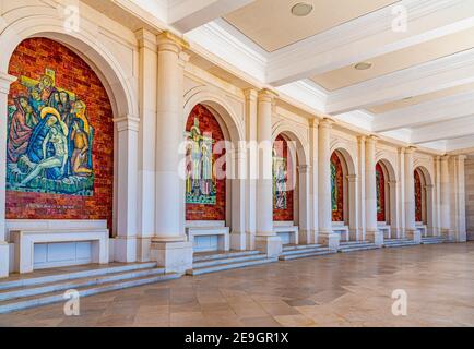 Arkade des berühmten Heiligtums von Fatima in Portugal Stockfoto